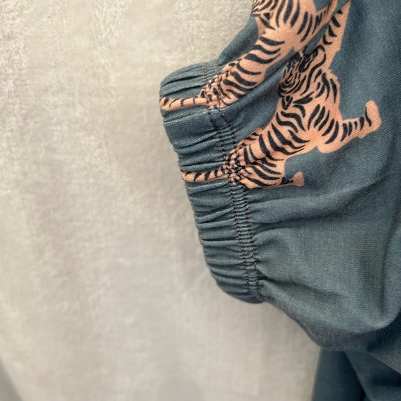 NWT Onzie tiger print cropped long sleeve hoodie and relaxed joggers set - Picture 11 of 16